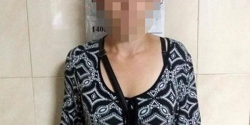 Зірвала з шиї ланцюжок: у школі в Києві жінка пограбувала 6-річну дівчинку