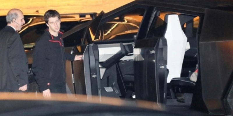Фото дня: Ілон Маск проїхався на Cybertruck вулицями Лос-Анджелеса