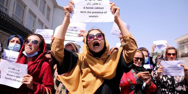 Талибы слезоточивым газом и стрельбой в воздух разгоняли акцию женщин в Кабуле