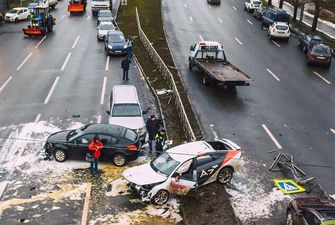 Россиянка взяла авто из салона и разбила 12 машин: эпичные фото и видео