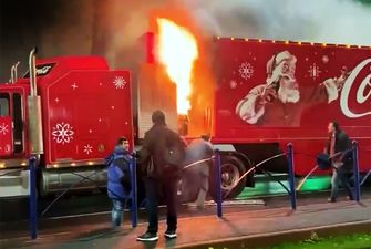 Праздник отменяется: в Румынии сгорел новогодний грузовик Coca-Cola