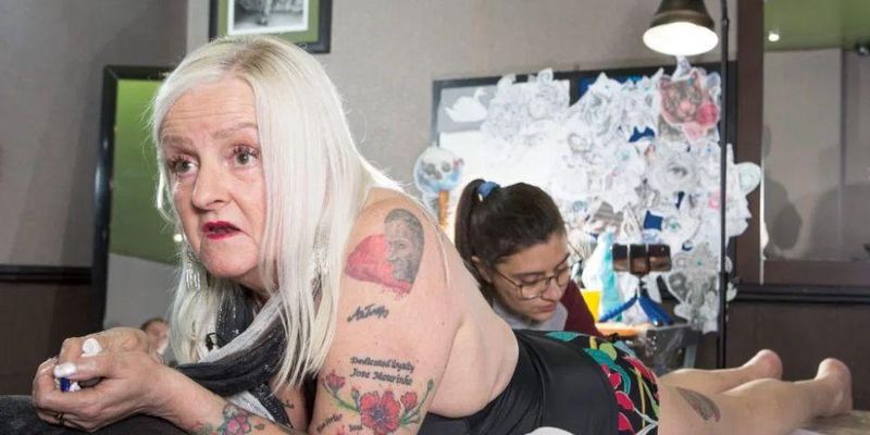 62-річна англійська фанатка зробила 38 татуювань на честь Моуріньо