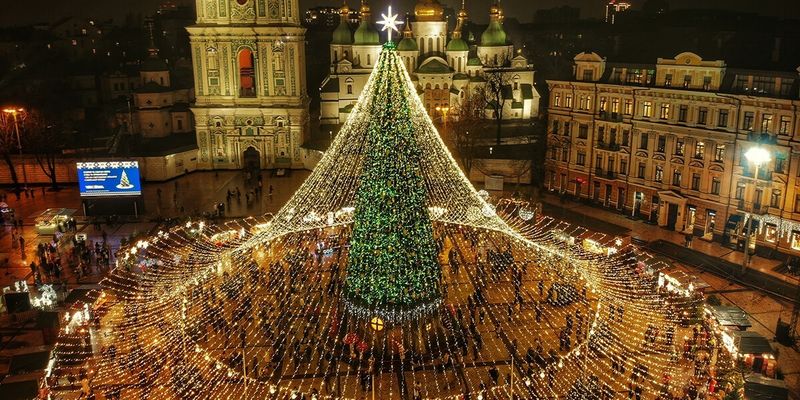 Неуместные траты: власти Киева просят не ставить новогоднюю елку на Софийской площади