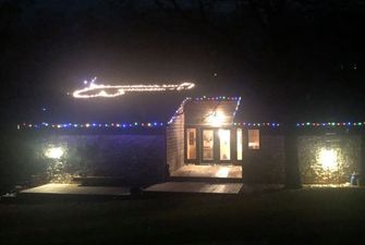 Американка здивувала сусідів непристойним візерунком на даху до Різдва