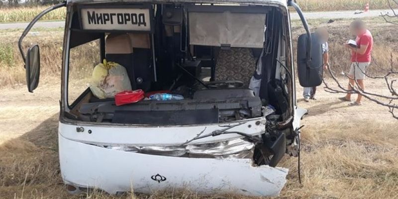 В Черкасской области иномарка влетела в автобус, трое погибших