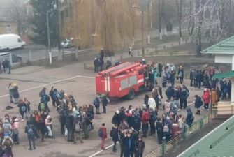 Під Києвом школярі влаштували "бойкот" урокам: без поліцейських та медиків не обійшлося