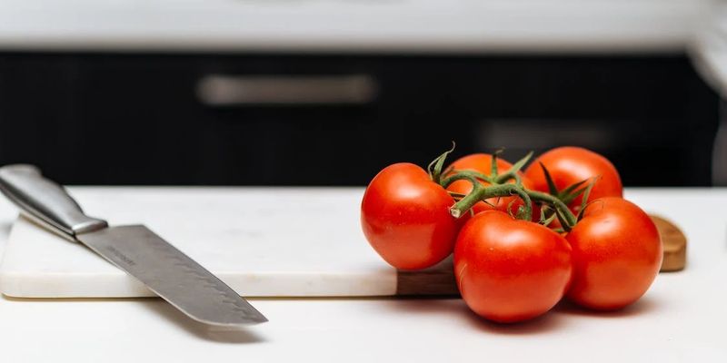 Відлякує одних і приманює інших: учені виявили в томатах таємничу сполуку