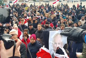 У Мінську на акції проти інтеграції з Росією порвали портрети Путіна