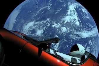 На пути к Марсу: Красная Tesla Roadster облетела вокруг Солнца