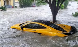 Ураган в США вымыл из гаража суперкар McLaren за $1 млн: авто купили неделю назад