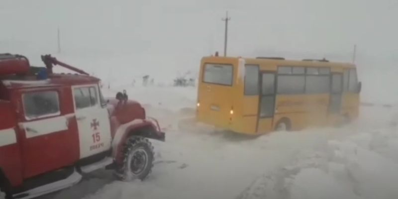 Школьный автобус застрял в сугробах на Волыни: как спасали пассажиров из снежного плена
