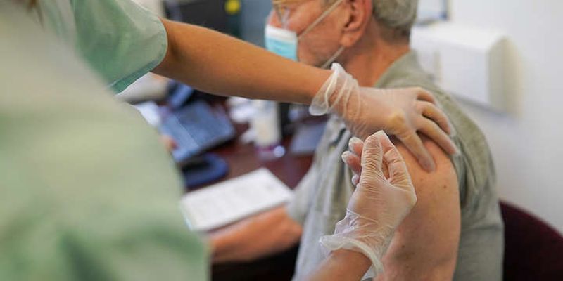 Нові штами коронавірусу можуть зробити вакцинацію в Україні не ефективною, – фахівець