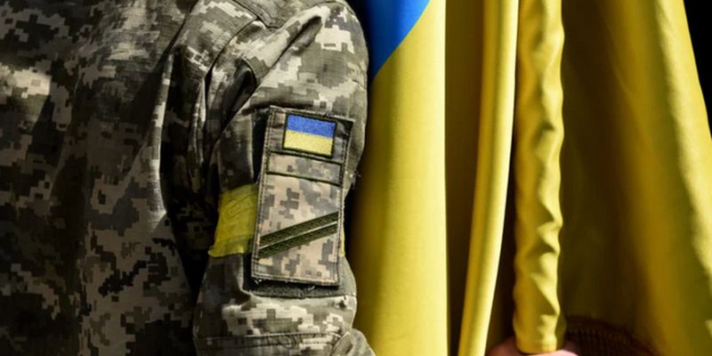 Порошенко призвал вернуть нормы о демобилизации и денежных доплатах военным на фронте