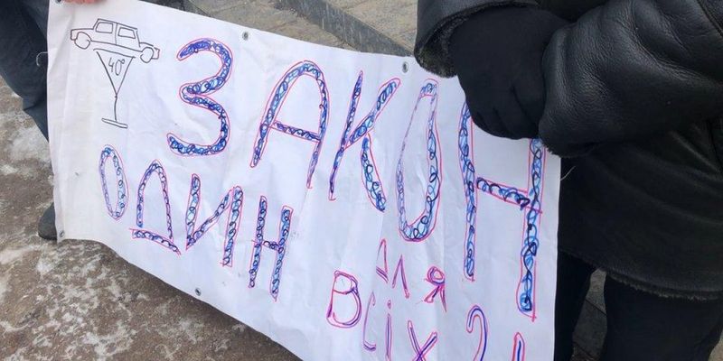Не спустить на тормозах: на Черниговщине пикетировали полицию из-за смертельного ДТП с депутатом