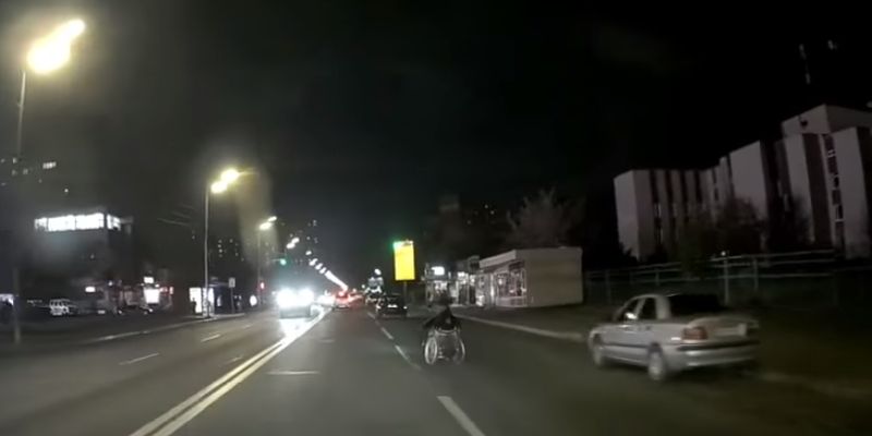"Гонщик" на инвалидной коляске уже не в первый раз едва не спровоцировал ДТП в Киеве