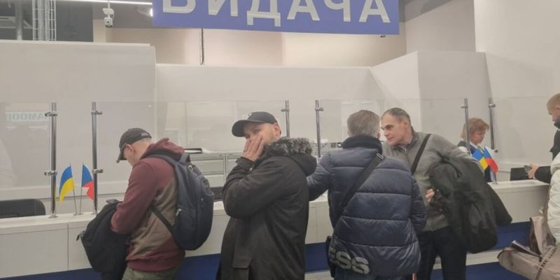 Украинцы за границей не могут получить консульские услуги: плюсы и минусы такого решения власти
