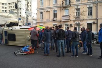 В Киеве легковушка протаранила скорую
