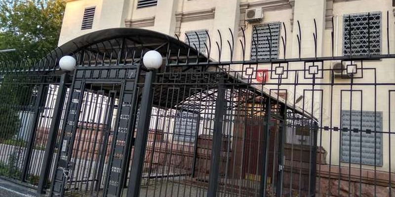 Вже не бояться. Посольство Росії у Києві прибрало колючий дріт з паркану