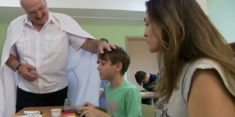 "Виростиш, буду тебе лікувати": Лукашенко запропонував хлопчику в лікарні стати його глюкозою