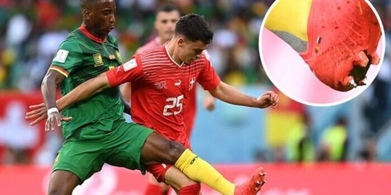 ФІФА відмовилася карати гравця збірної Камеруну за бутси з прапором Росії