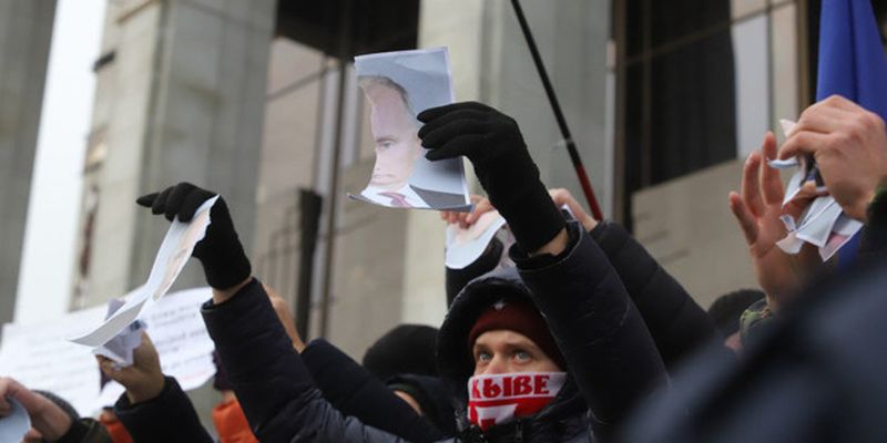 В Минске порвали портрет Путина и задержали провокатора, кричавшего "Россия!"