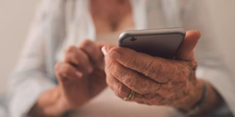 Как научить пожилого человека пользоваться смартфоном