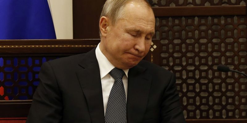 "Еле дотянулся до головы": Путин надел фуражку солдату и стал посмешищем в Сети