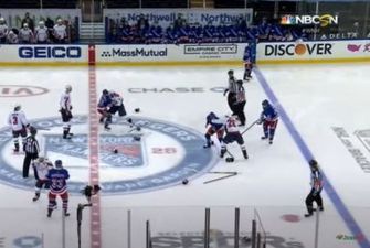Жорстока помста: хокеїсти влаштували епічне побоїще на першій секунді матчу НХЛ