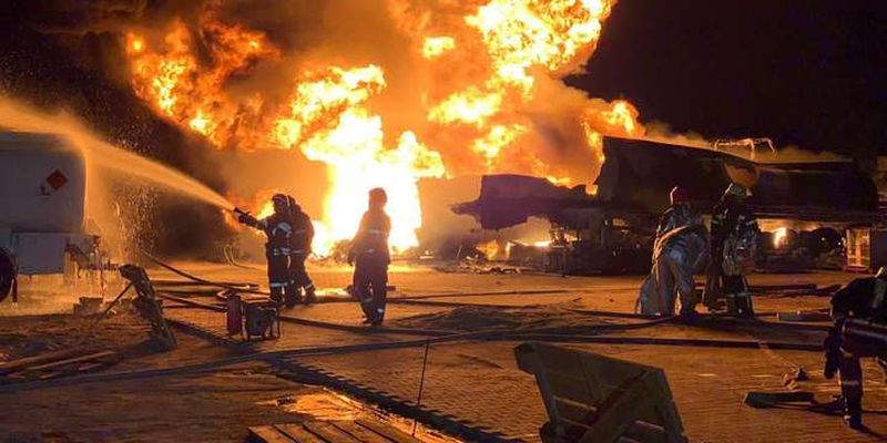 У Києві горять автоцистери з паливом: ДСНС залучило пожежний потяг