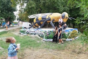 Ющенко оцінить: у Запоріжжі встановили пам'ятник гігантській бджолі