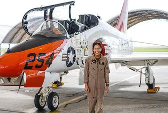 В США афроамериканка впервые станет летчиком-истребителем ВМС