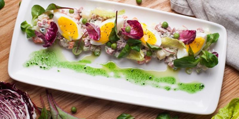 Рецепт к Новому году: готовим диетический салат оливье/При подаче на стол можно украсить салат листовой зеленью