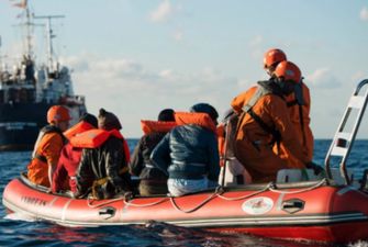 Испания отправит военный корабль, который заберет мигрантов с побережья Италии