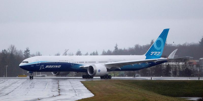 Новий літак Boeing 777X піднявся в небо у свій перший політ у США