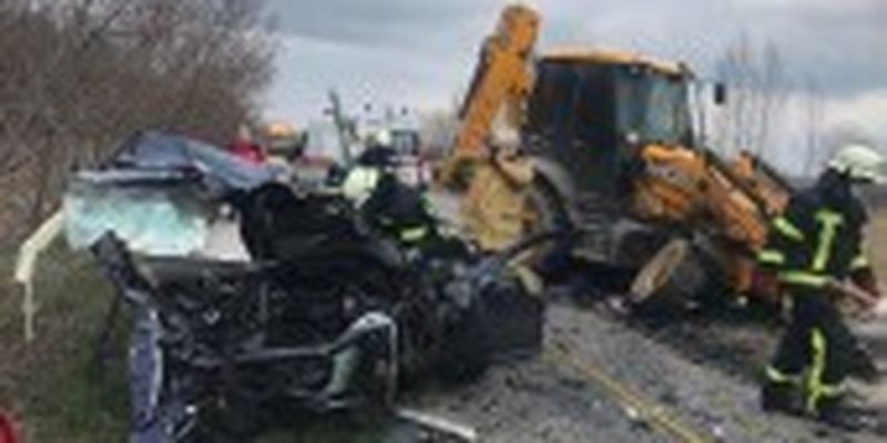 На Харківщині лоб в лоб зіткнулися трактор та легковик: є загиблий
