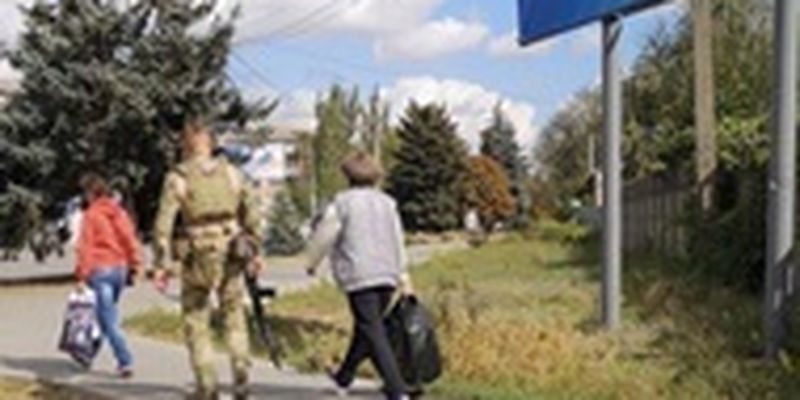 Мелитопольцев принуждают участвовать в "референдуме" вооруженные люди - мэр