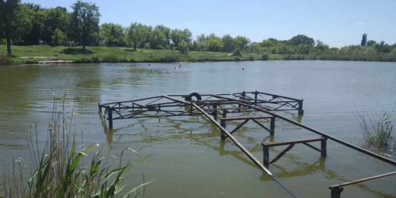 На Донбассе утонула девочка, которая хотела переплыть озеро с пластиковой бутылкой