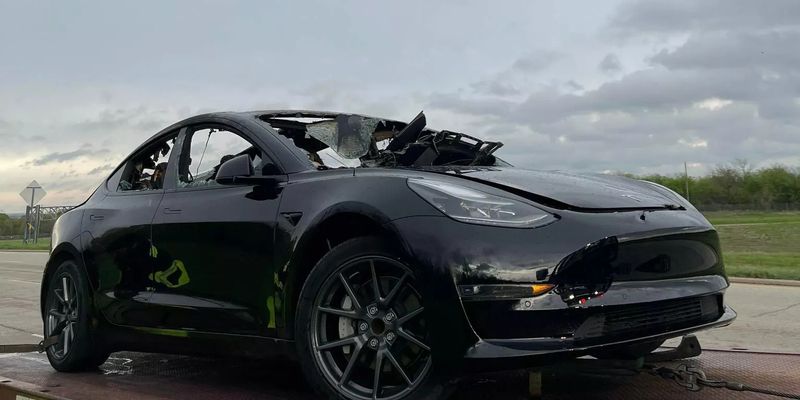 Электромобиль Tesla загорелся на ровном месте во время движения