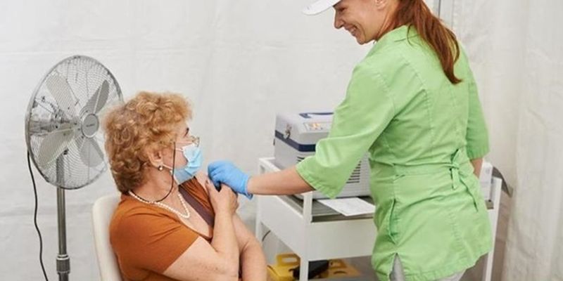 COVID-вакцинацию прошли еще 143 тысячи украинцев
