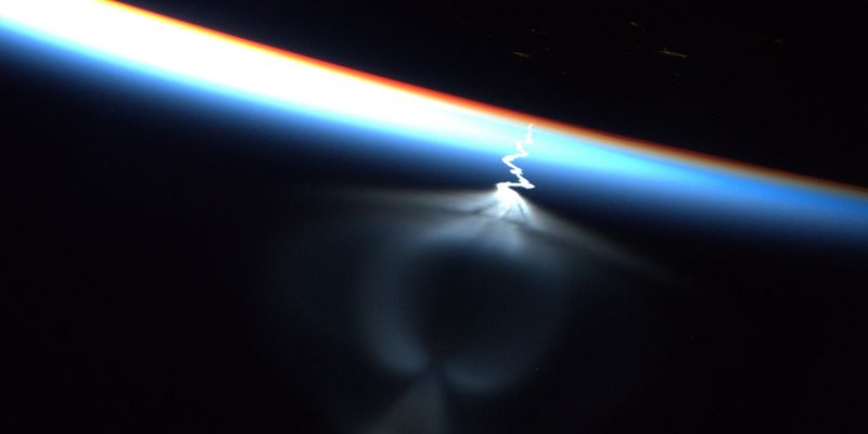 Астронавт МКС сделала снимок "космического ангела" на орбите Земли