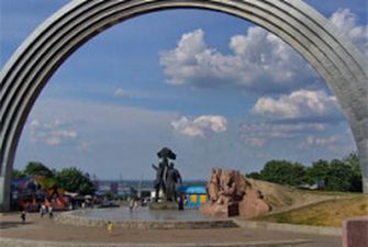 В Киеве на месте Арки дружбы народов в 1970-х было колесо обозрения. Архивное фото