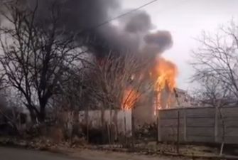Небо заволокло черным дымом: в Днепре пожар уничтожил жилой дом