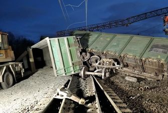 В Днепропетровской области сошел с рельсов грузовой состав: некоторые поезда задерживаются