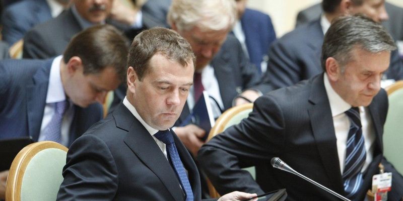 "Американцы, в бой"!: Медведев "перевозбудился" на фоне призыва Трампа к помощи