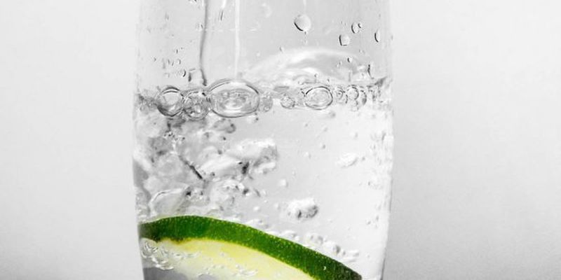 Дієтологиня не радить пити воду під час і після їжі