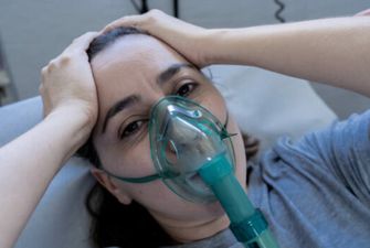Очень высокая температура, проблемы с дыханием: медики говорят о более агрессивном течении Covid-19 в Украине