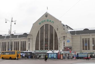 В Киеве на ж/д вокзале обвалилась плитка и упала мужчине на голову: видео с места ЧП