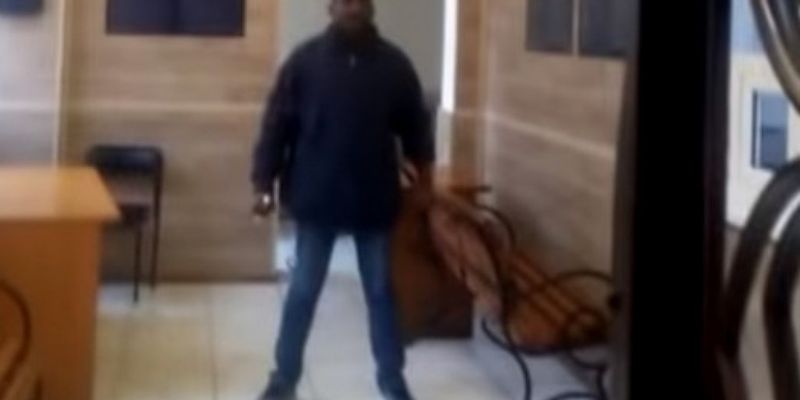 Темнокожий парень с ножом утроил дебош в одесском полицейском участке