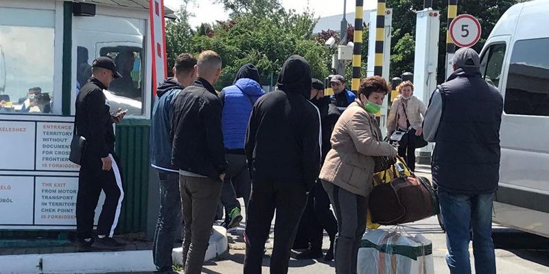 Відмовляються декларувати посилки: на українсько-угорському кордоні утворилася черга з мікроавтобусів