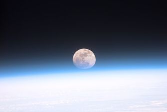 НЛО показались в прямом эфире: астроном наблюдал за Луной и случайно показал правду всему миру